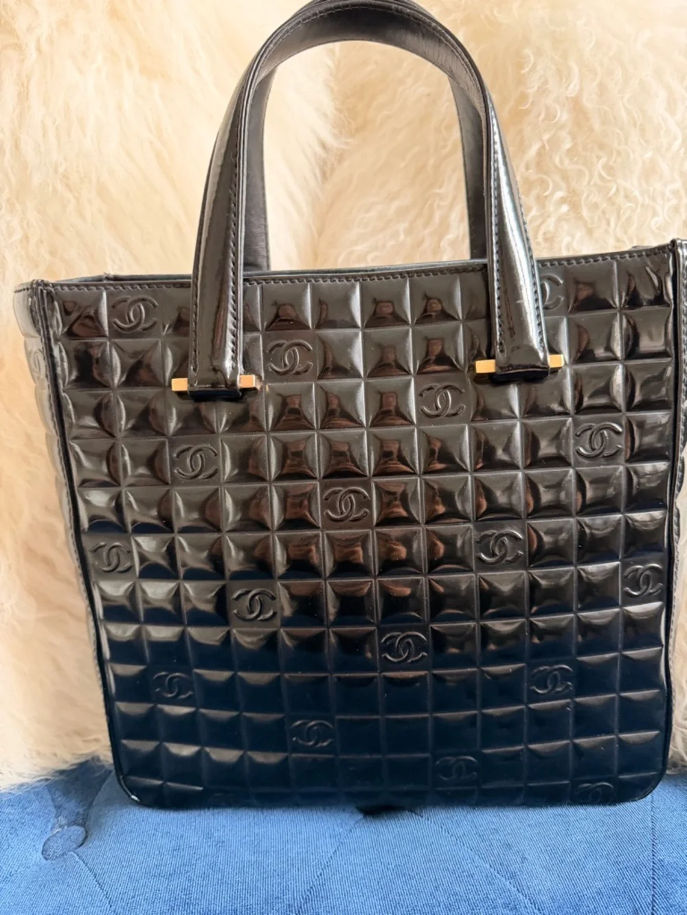 CHANEL Black Patent Quilted CC Tote - Picture 3 of 5